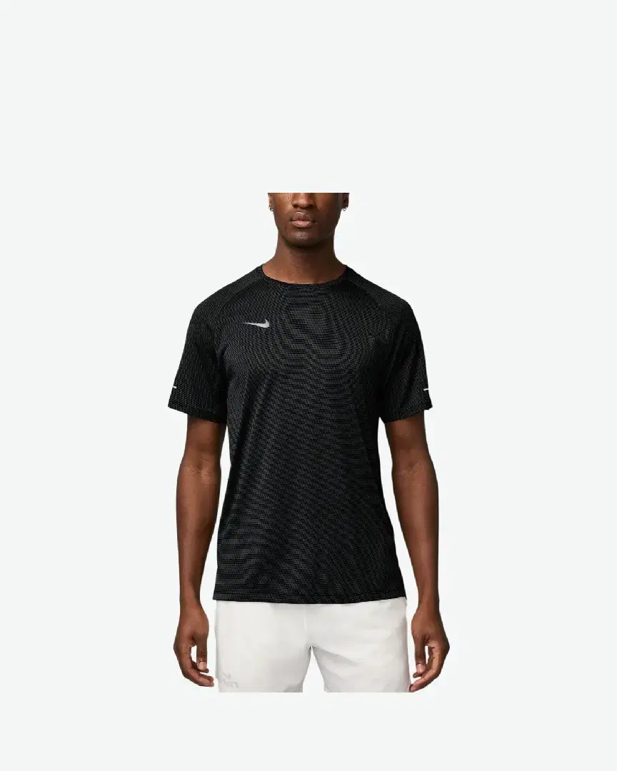 Camiseta de manga corta con patrones reflectantes Dri-Fit Adv Nike Stride M - HV2207-010 (0) au meilleur prix !