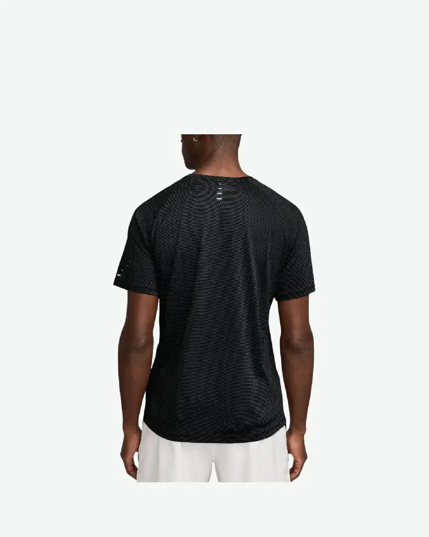 Camiseta de manga corta con patrones reflectantes Dri-Fit Adv Nike Stride M - HV2207-010 (1) au meilleur prix !