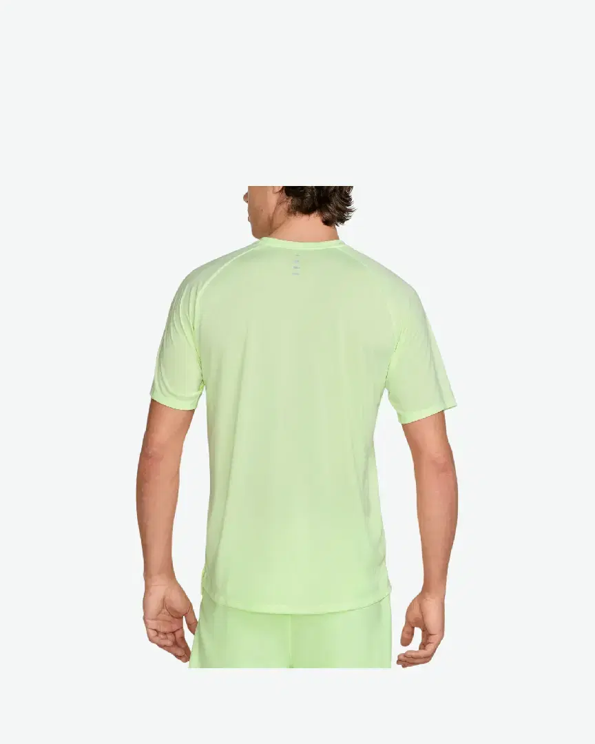 Camiseta de manga corta con patrones reflectantes Dri-Fit Adv Nike Stride M - HV5203-701 (1) au meilleur prix !