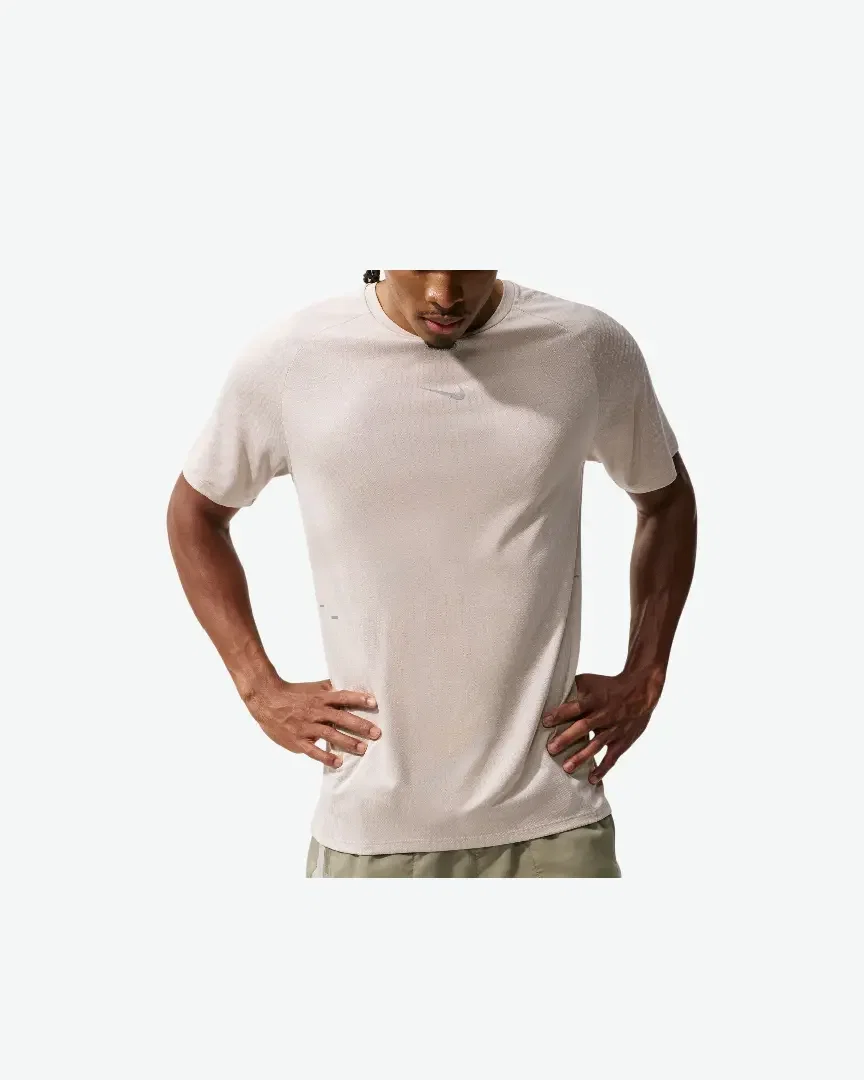 Camiseta de manga corta con patrones reflectantes Dri-Fit Adv Nike Stride Hombre