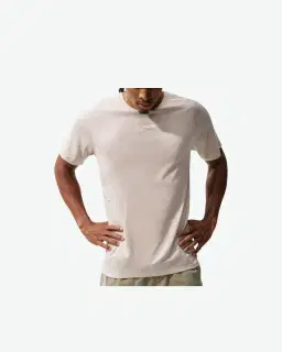 Camiseta de manga corta con patrones reflectantes Dri-Fit Adv Nike Stride Hombre – 1/4