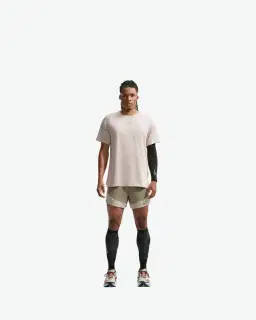 Camiseta de manga corta con patrones reflectantes Dri-Fit Adv Nike Stride Hombre – 2/4