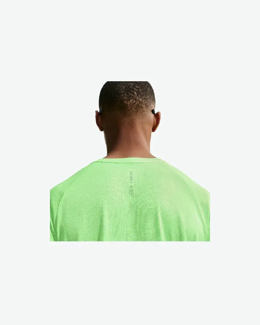 Camiseta de manga corta con patrones reflectantes Dri-Fit Adv Nike Stride M - IH0745-702 (2) au meilleur prix !
