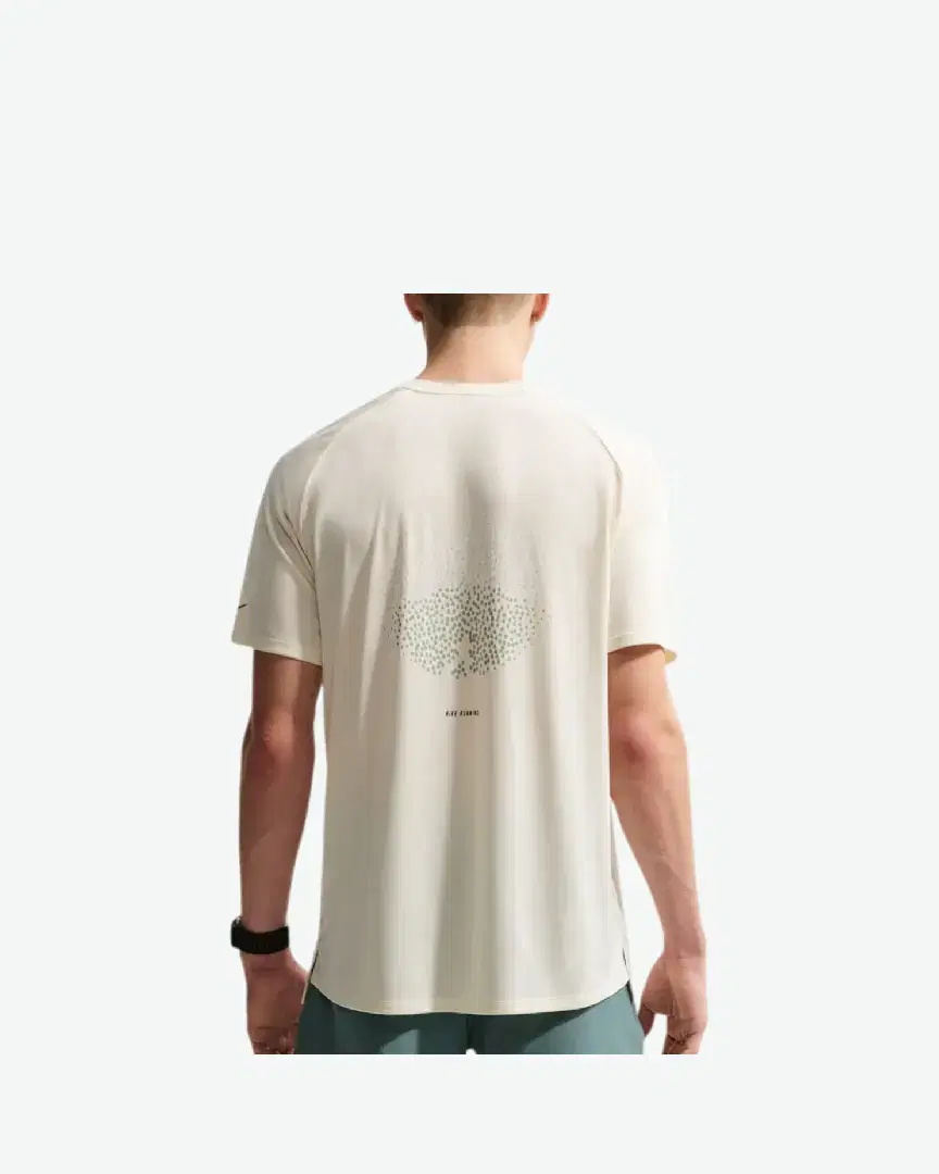 Camiseta de manga corta con patrones reflectantes Dri-Fit Adv Nike Stride M - IO0543-113 (1) au meilleur prix !