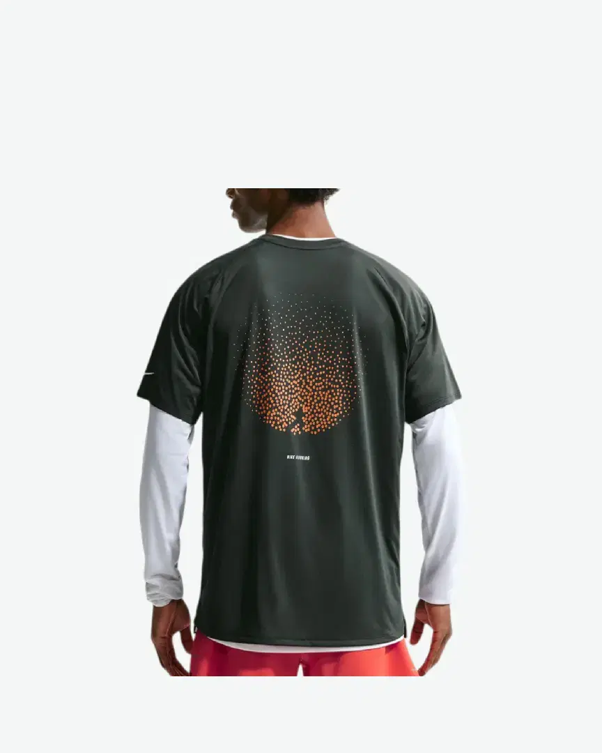 Camiseta de manga corta con patrones reflectantes Dri-Fit Adv Nike Stride M - IO0543-317 (1) au meilleur prix !