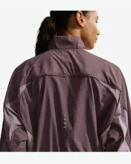 Chaqueta repelente al agua con protección UV Nike Swift Mujer – 2/4