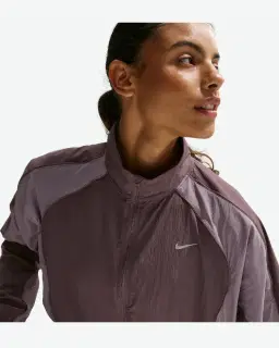 Chaqueta repelente al agua con protección UV Nike Swift Mujer – 3/4