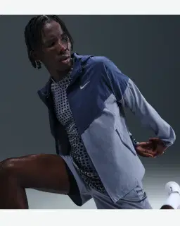Chaqueta con Capucha Nike Impossibly Light Windrunner Hombre – 3/4