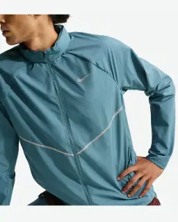 Chaqueta Nike Miler Impermeable Con Protección UV Hombre – 3/4